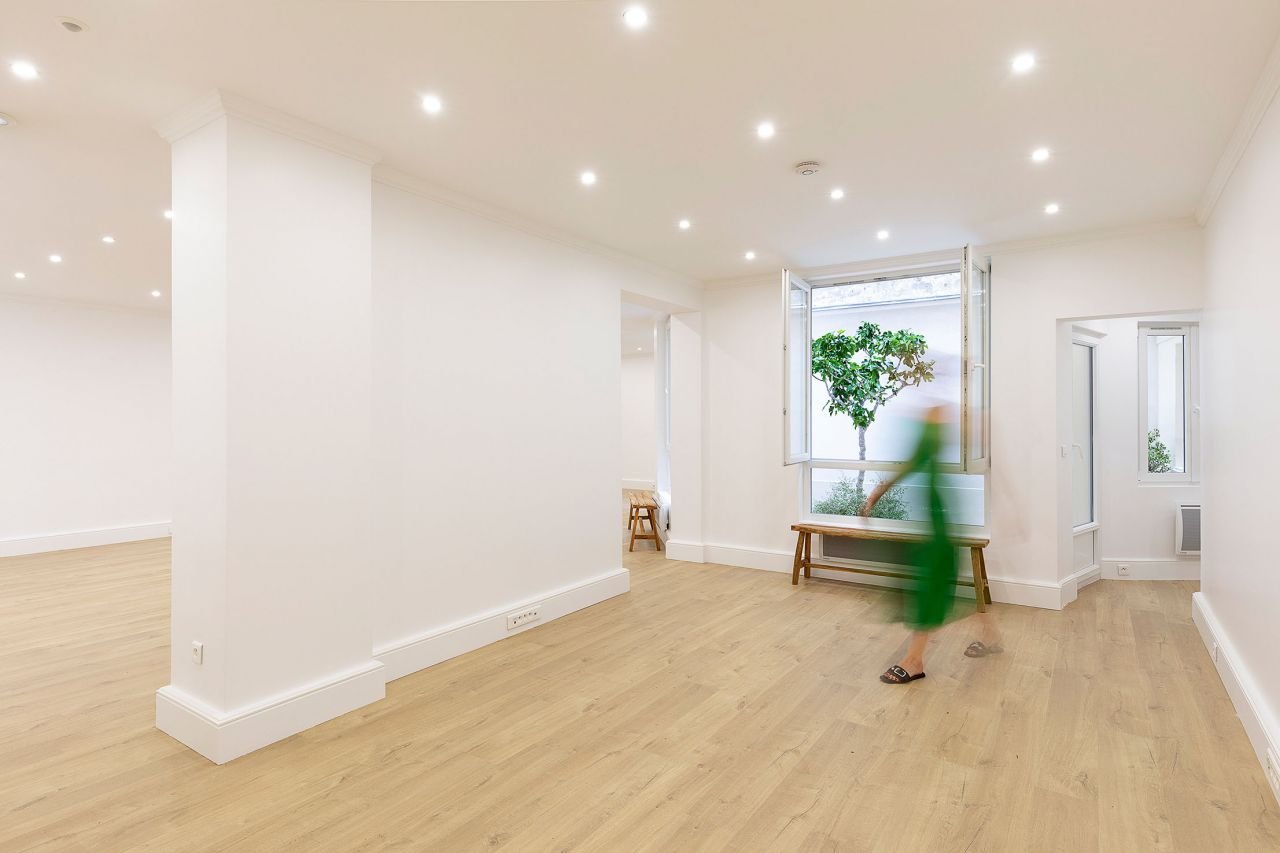 Showroom sobre et élégant – photo 8