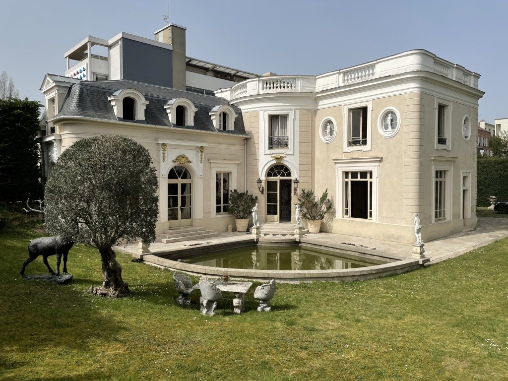 Hôtel particulier avec mobilier d’époque en région parisienne – photo 1