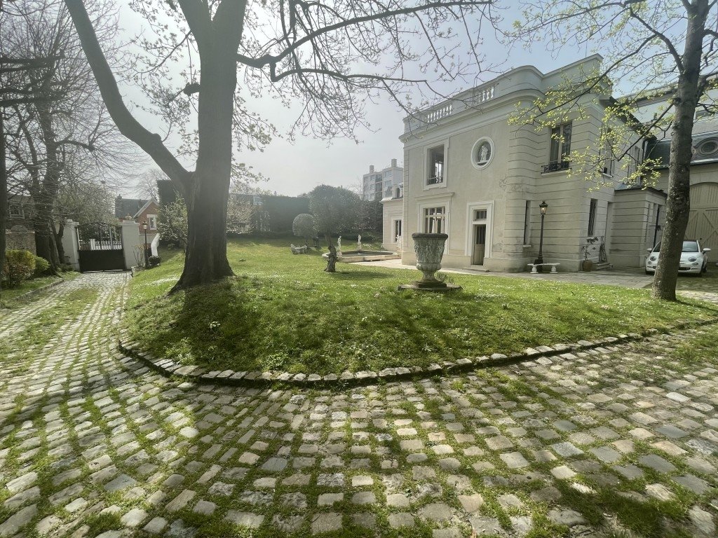 Hôtel particulier avec mobilier d’époque en région parisienne – photo 2