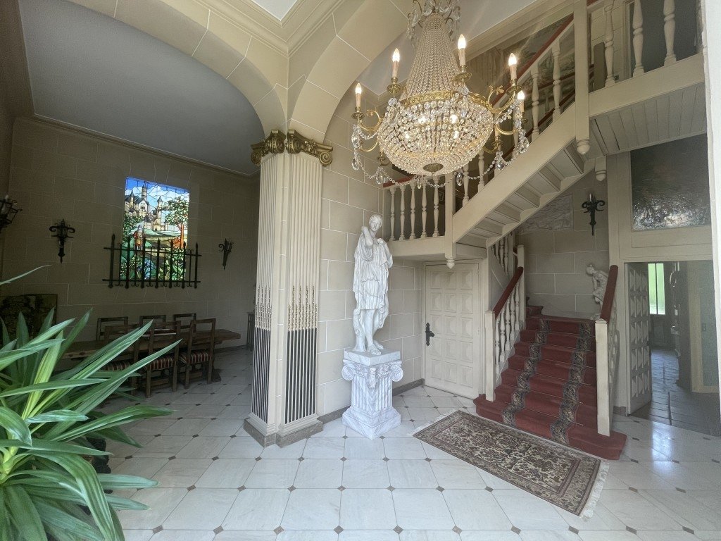 Hôtel particulier avec mobilier d’époque en région parisienne – photo 3