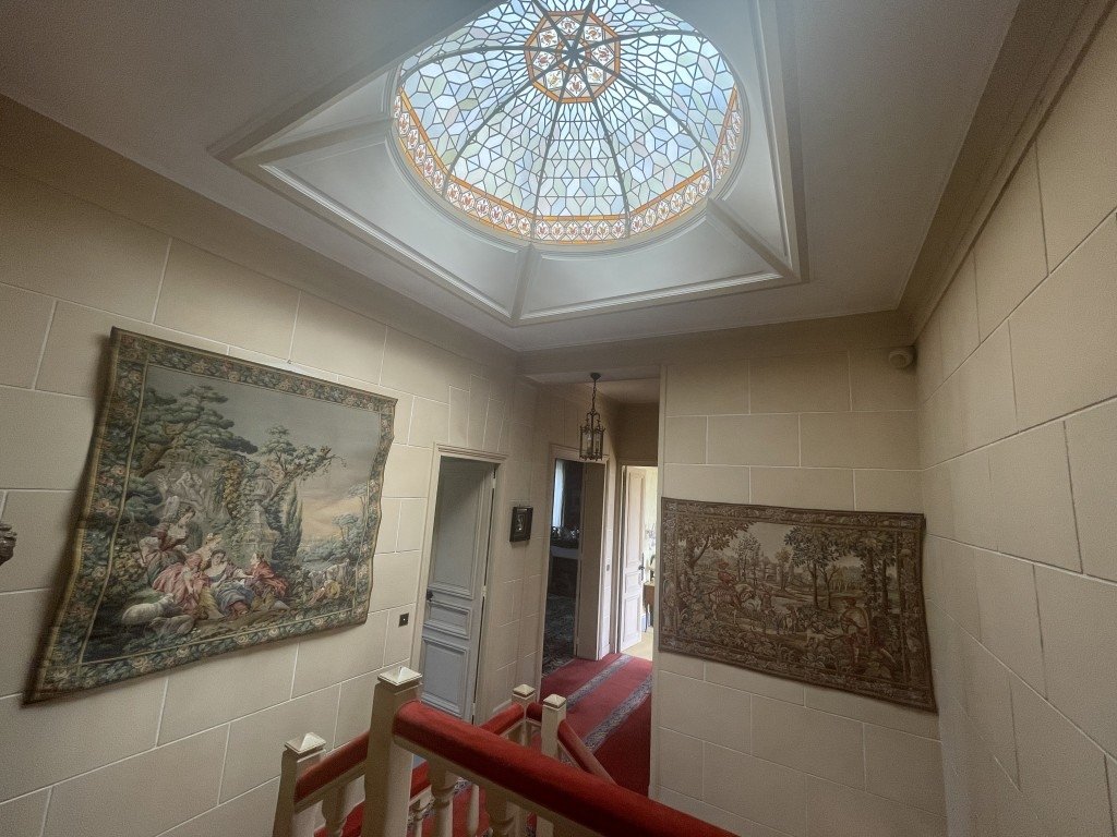 Hôtel particulier avec mobilier d’époque en région parisienne – photo 10