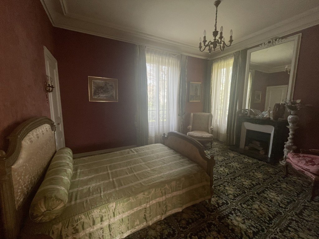 Hôtel particulier avec mobilier d’époque en région parisienne – photo 11
