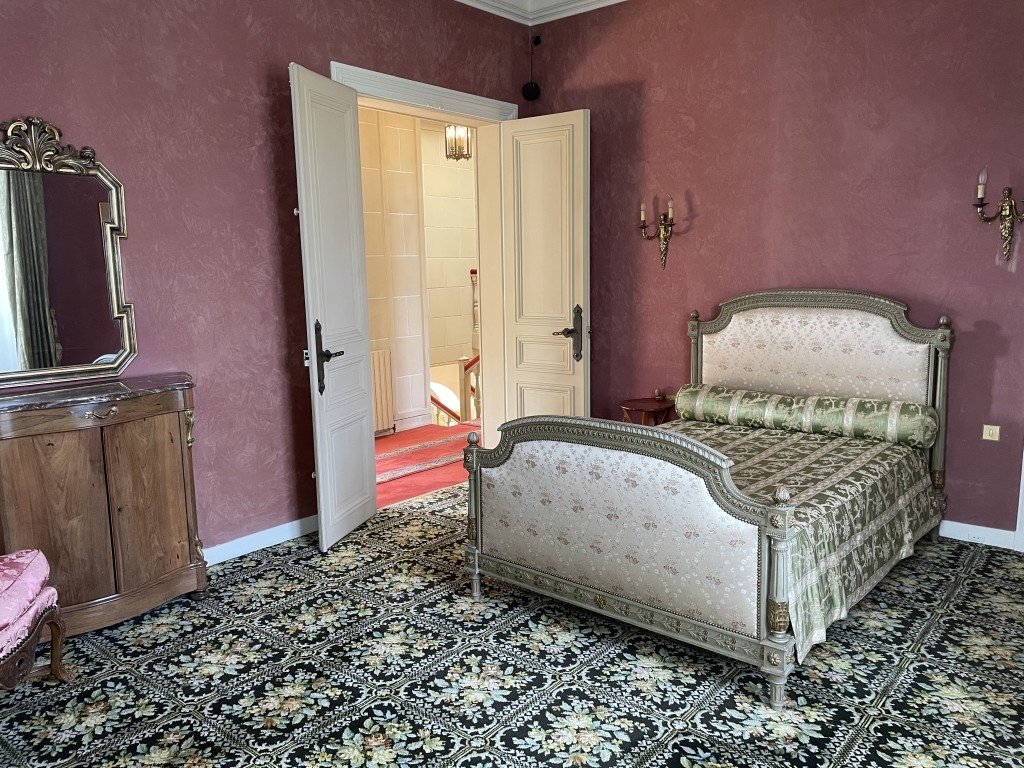 Hôtel particulier avec mobilier d’époque en région parisienne – photo 12