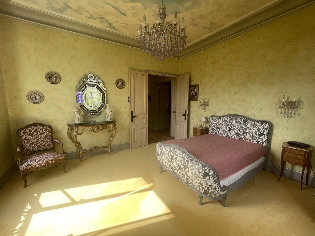 Hôtel particulier avec mobilier d’époque en région parisienne – photo 14