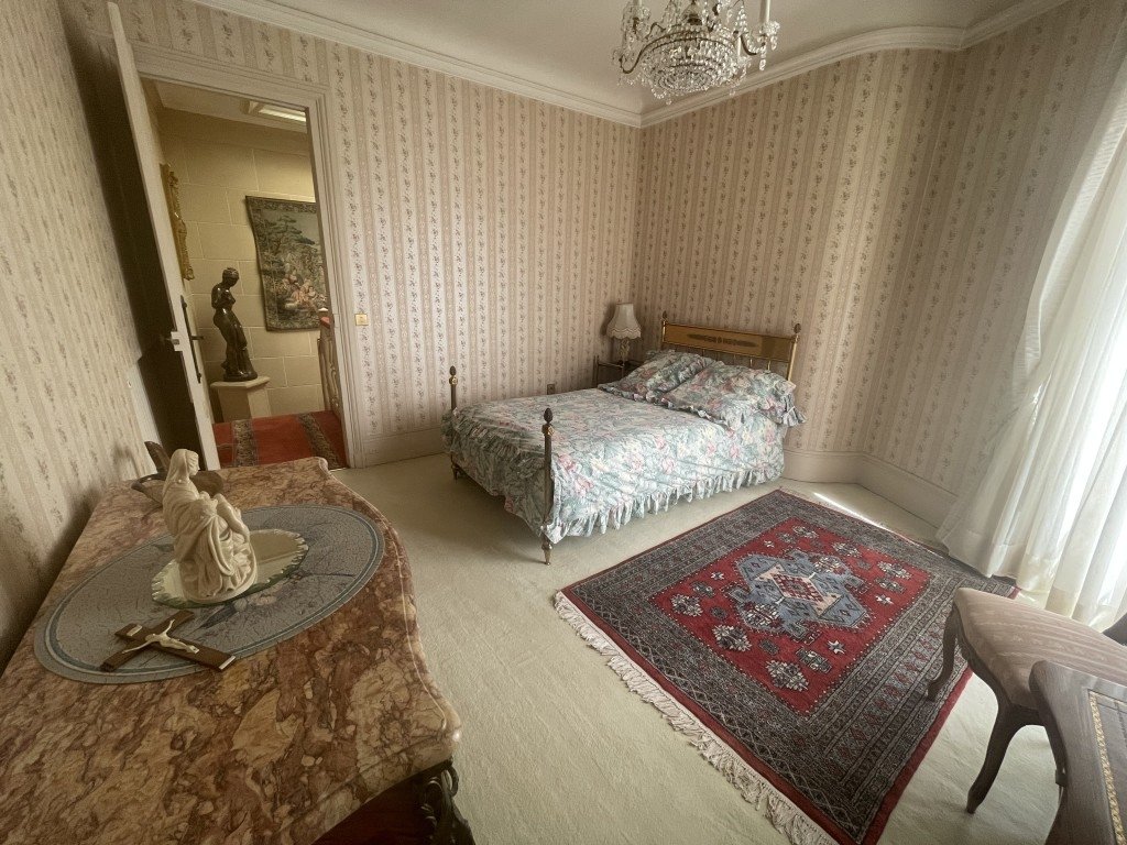 Hôtel particulier avec mobilier d’époque en région parisienne – photo 16