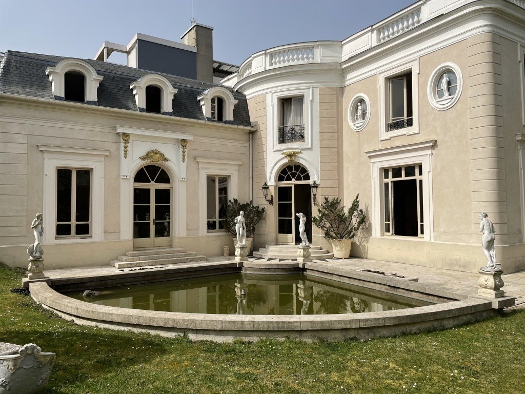 Hôtel particulier avec mobilier d’époque en région parisienne – photo 18