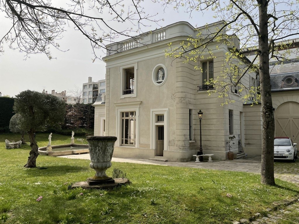 Hôtel particulier avec mobilier d’époque en région parisienne – photo 19