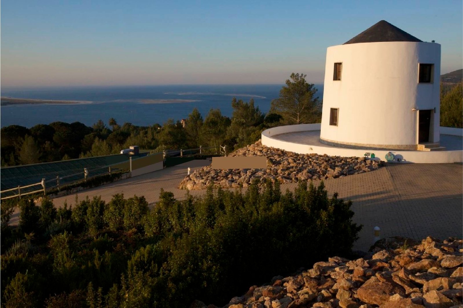Grande maison avec deux moulins à vent (Portugal) – photo 1