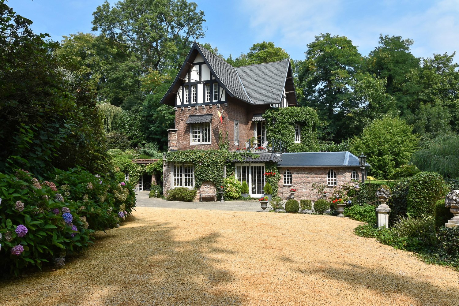 Manoir de style anglo-normand, ameublement ancien (Belgique) – photo 1