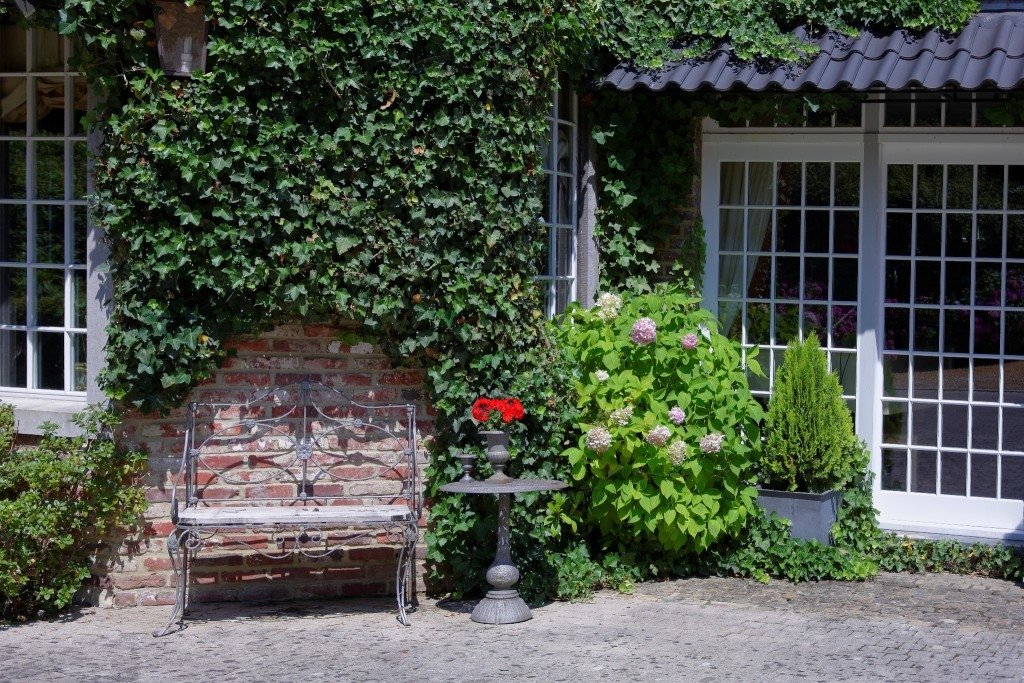 Manoir de style anglo-normand, ameublement ancien (Belgique) – photo 2