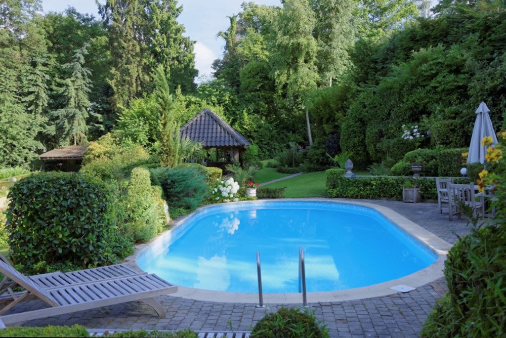 Manoir de style anglo-normand, ameublement ancien (Belgique) – photo 5