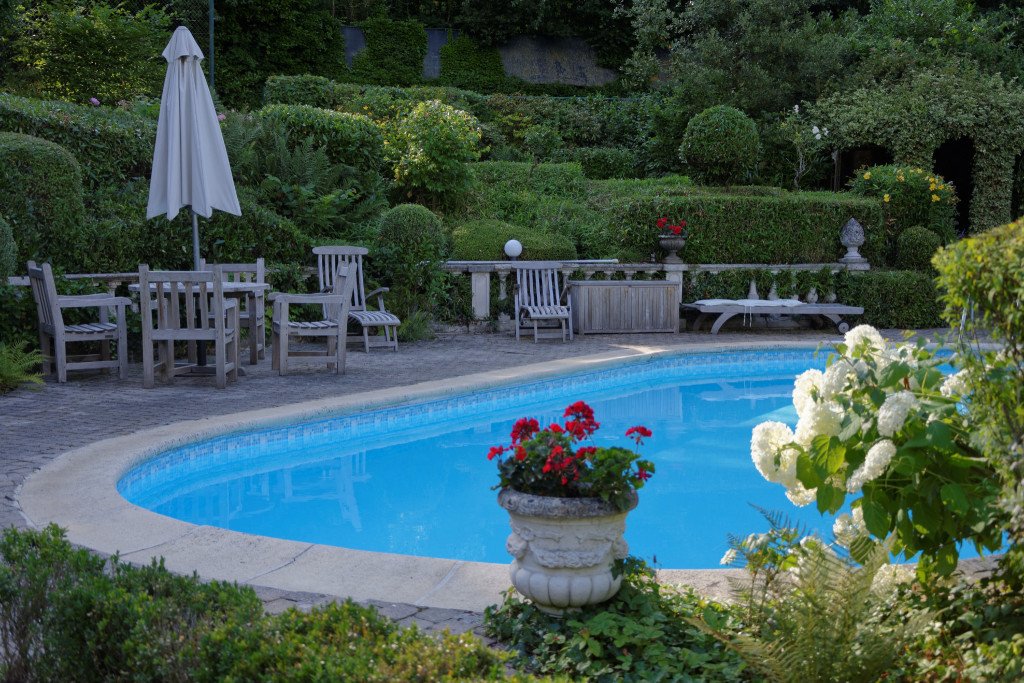 Manoir de style anglo-normand, ameublement ancien (Belgique) – photo 6