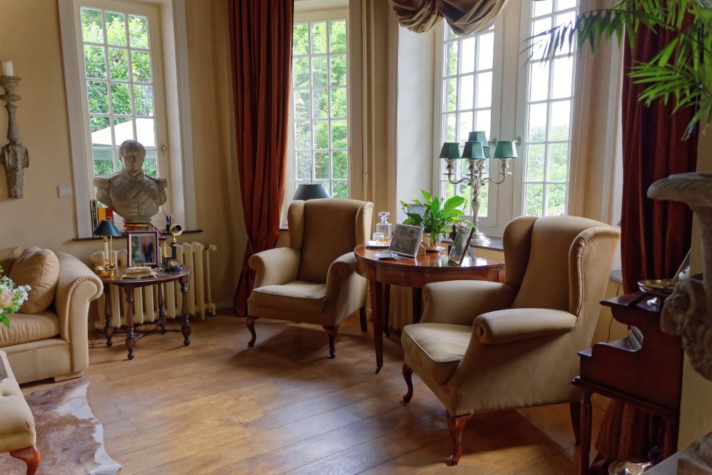 Manoir de style anglo-normand, ameublement ancien (Belgique) – photo 9