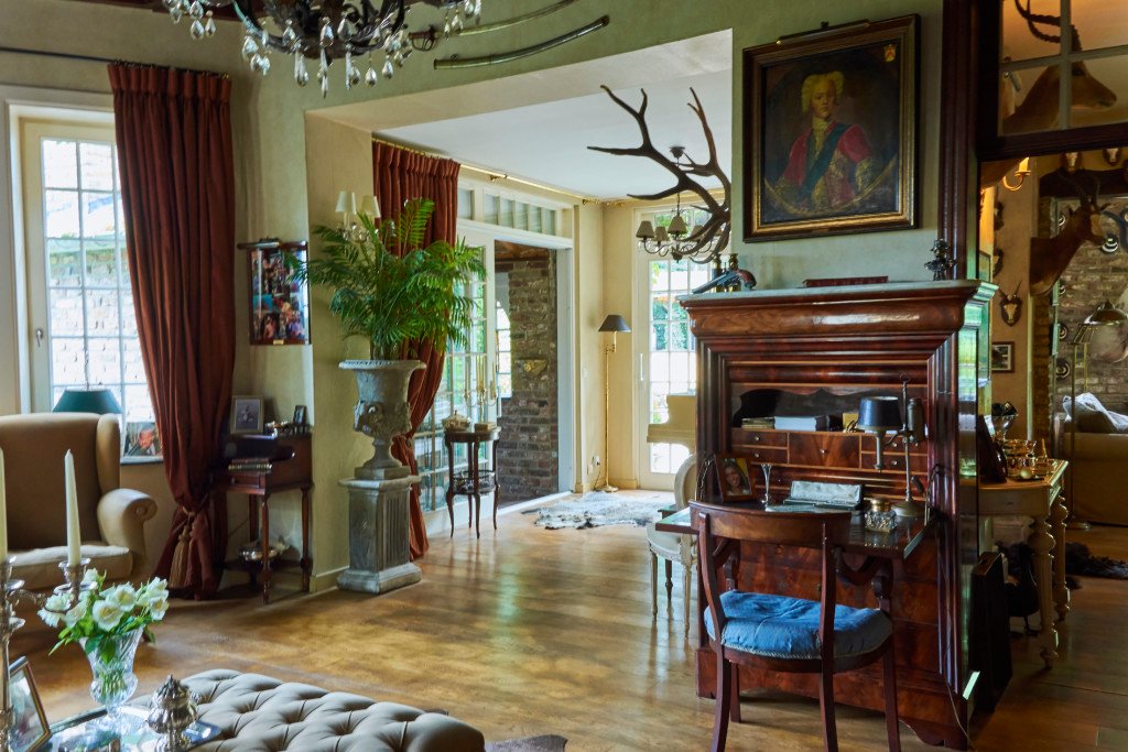 Manoir de style anglo-normand, ameublement ancien (Belgique) – photo 13