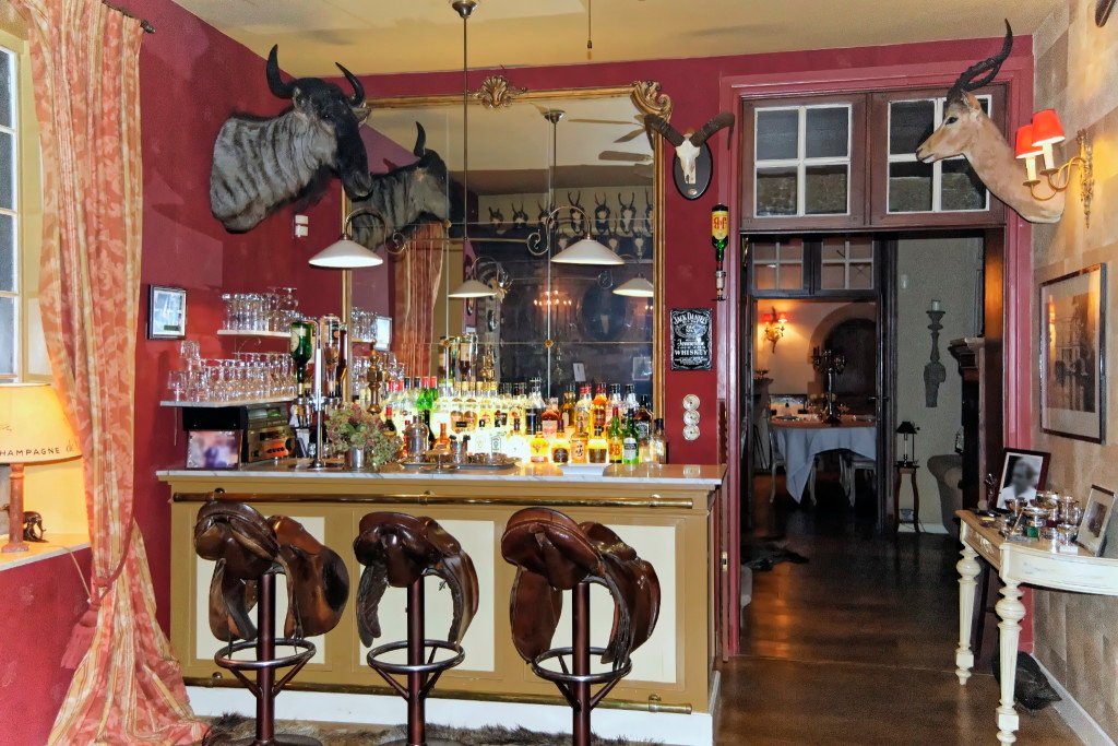 Manoir de style anglo-normand, ameublement ancien (Belgique) – photo 17