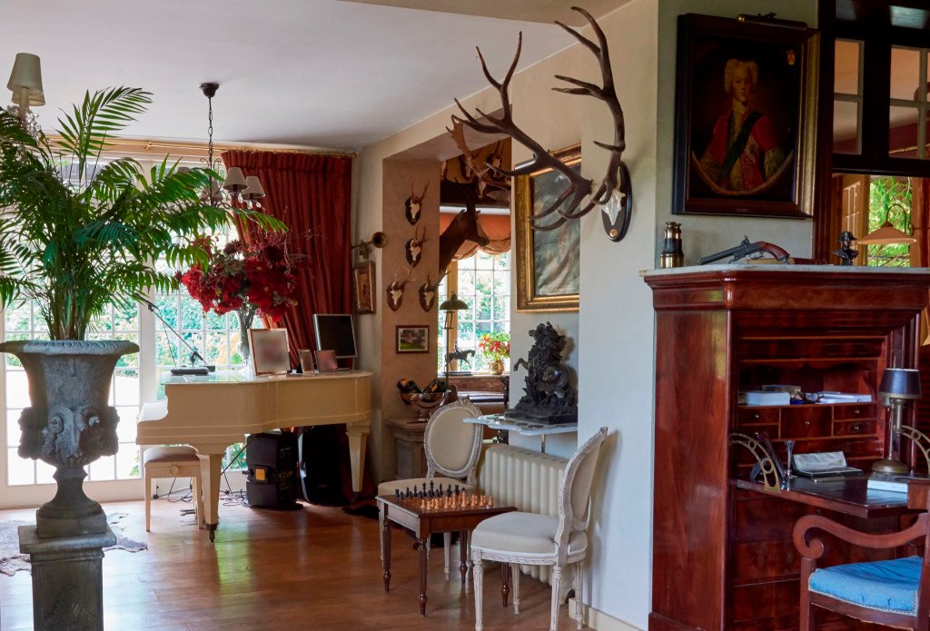 Manoir de style anglo-normand, ameublement ancien (Belgique) – photo 19