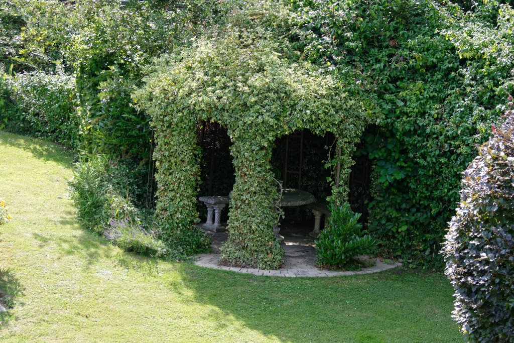 Manoir de style anglo-normand, ameublement ancien (Belgique) – photo 32