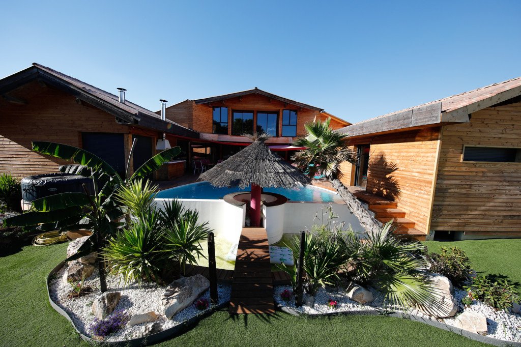 Maison contemporaine atypique en bois – photo 1