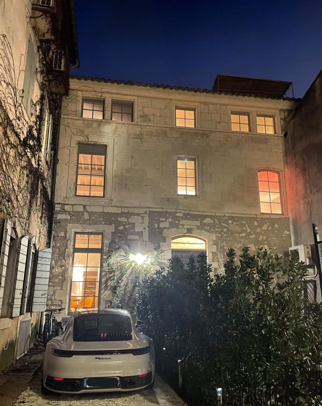 Hôtel particulier avec cave à vin – photo 1