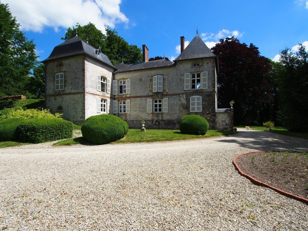 Château entouré de douves – photo 1