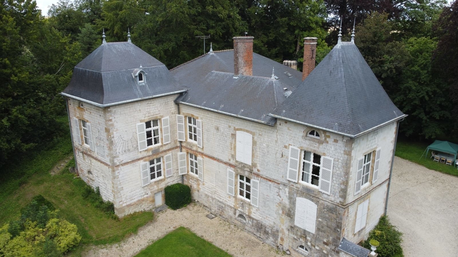 Château entouré de douves – photo 4