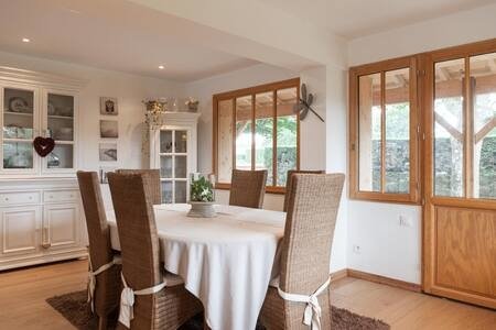 Maison dans un parc avec dépendance – photo 2