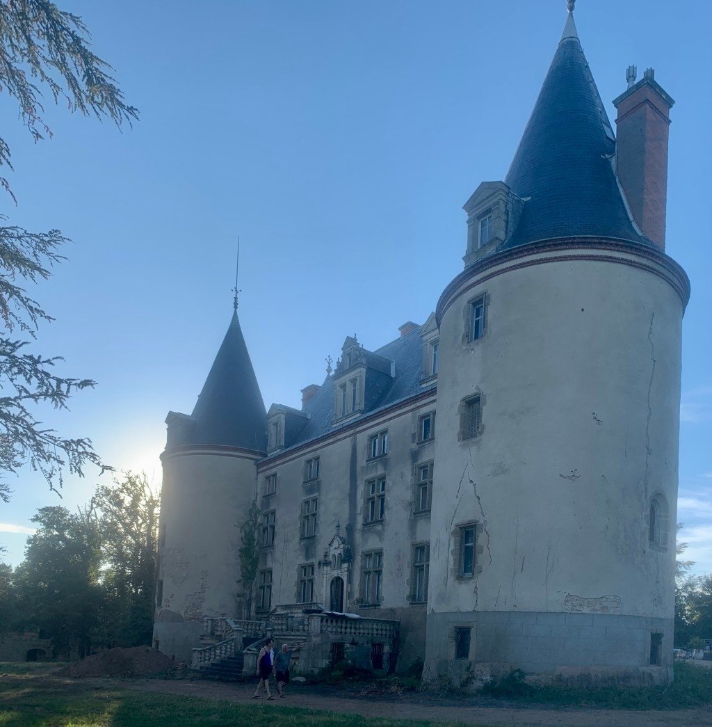 Château sur terrain de 5Ha – photo 1