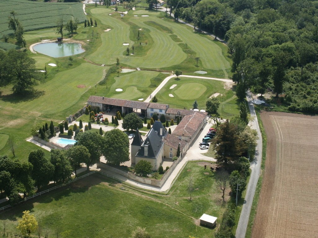 Château avec terrain de golf et dépendances – photo 1