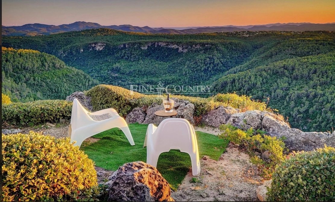 Maison en haut d’une falaise – photo 1