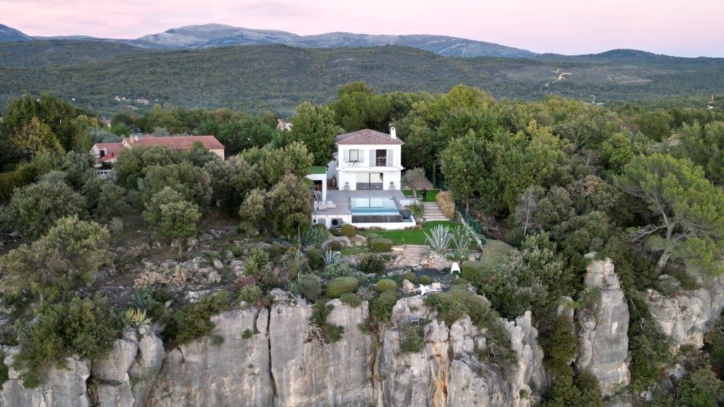 Maison en haut d’une falaise – photo 11