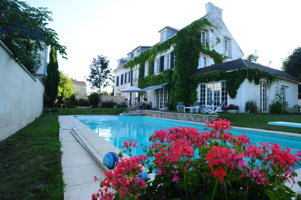 Maison avec terrain et piscine – photo 1