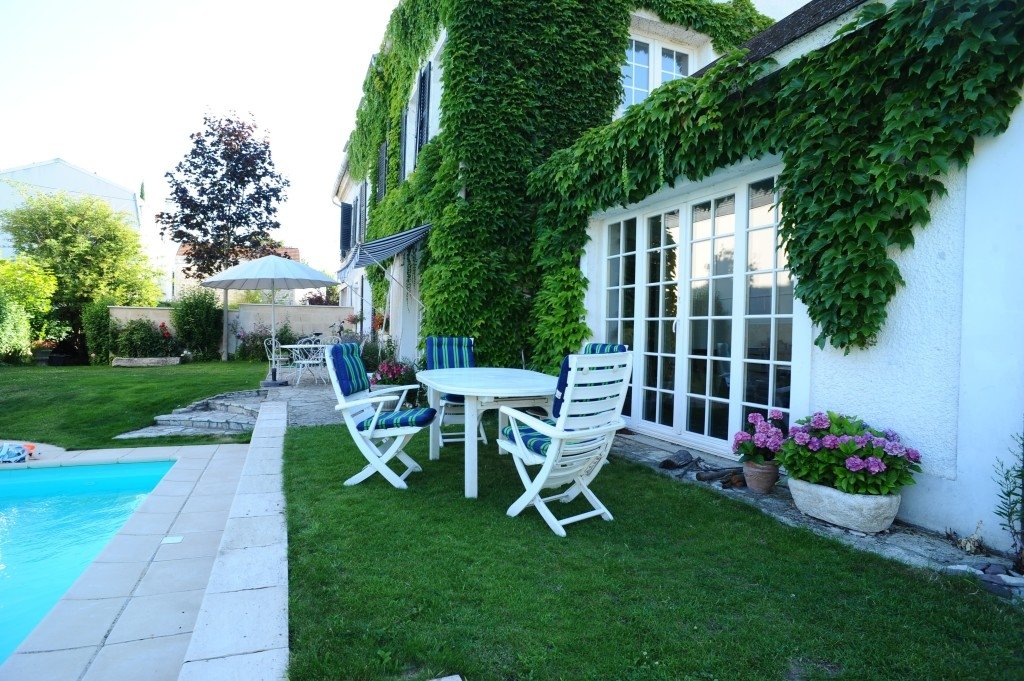 Maison avec terrain et piscine – photo 2