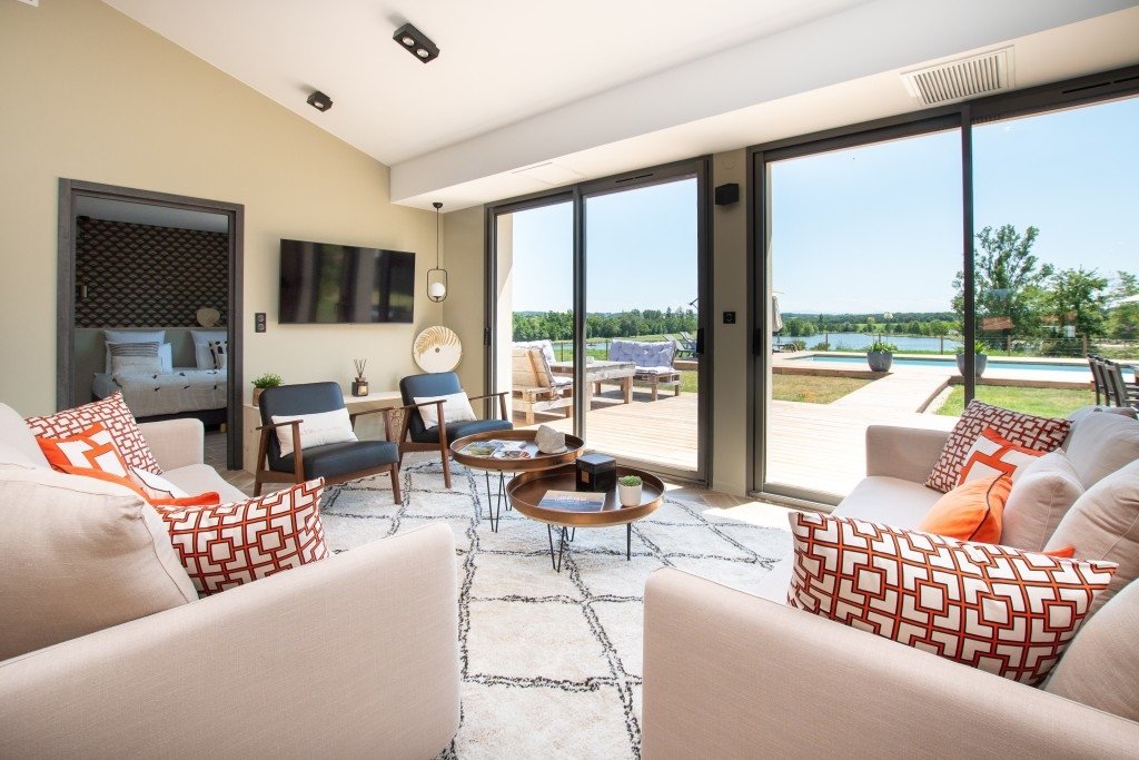 Villa avec piscine face à un lac – photo 1