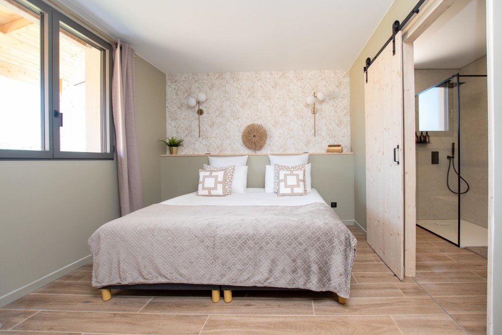 Villa avec piscine face à un lac – photo 4