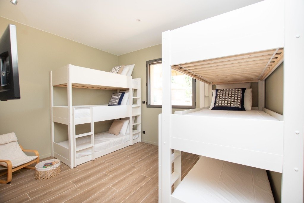 Villa avec piscine face à un lac – photo 10