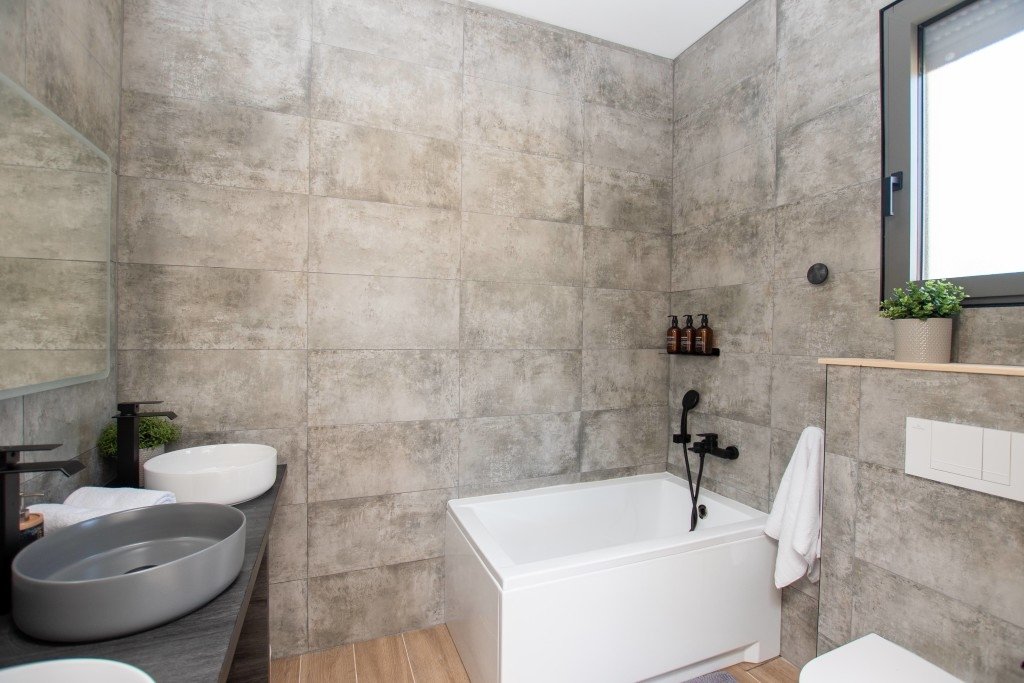 Villa avec piscine face à un lac – photo 11