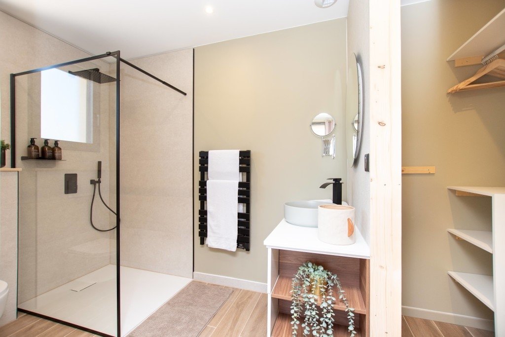 Villa avec piscine face à un lac – photo 13