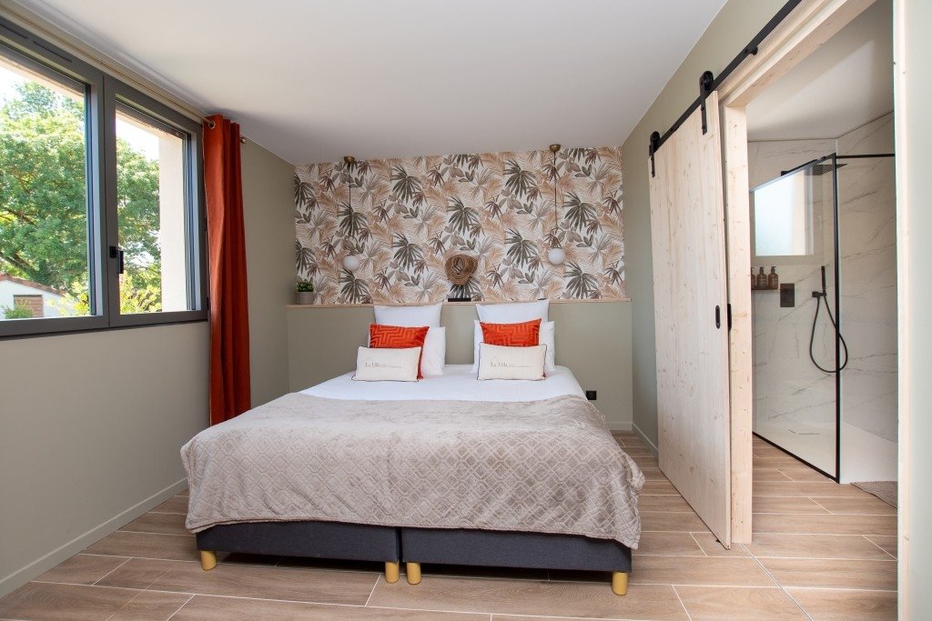 Villa avec piscine face à un lac – photo 14