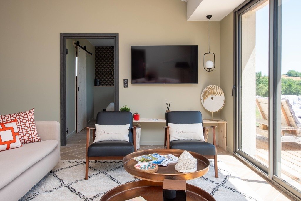 Villa avec piscine face à un lac – photo 15