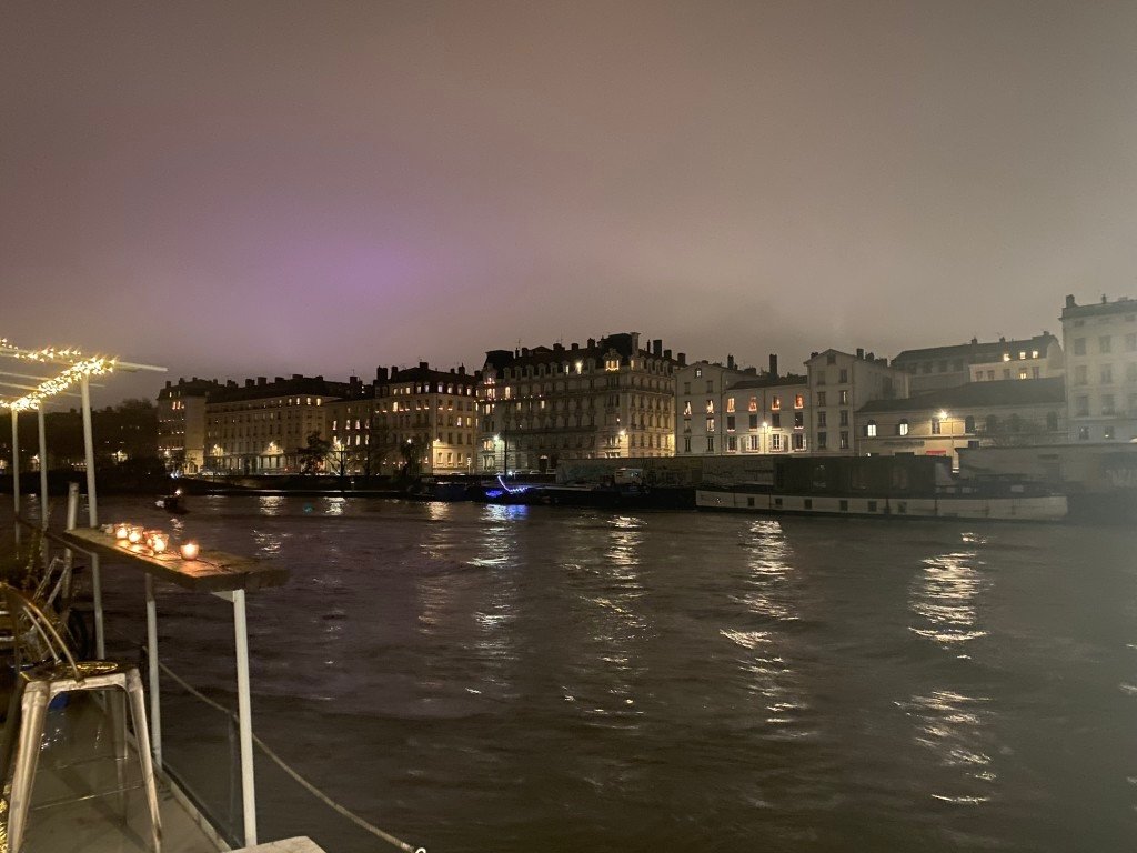 Péniche avec intérieur cosy en région Lyonnaise – photo 2