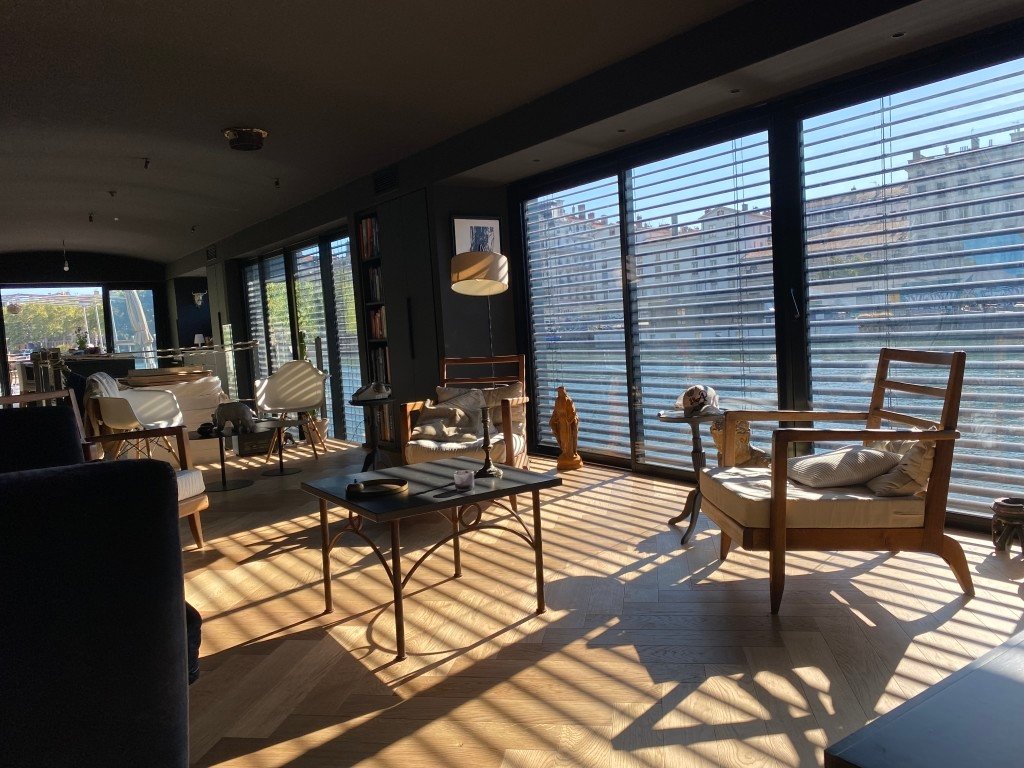 Péniche avec intérieur cosy en région Lyonnaise – photo 5