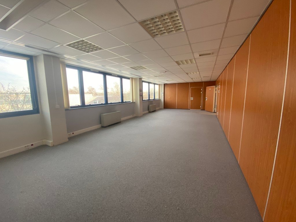 Deux bâtiments de 4000 m2 vides ou avec décors en région parisienne ” Exclusivité P.A.T” – photo 3