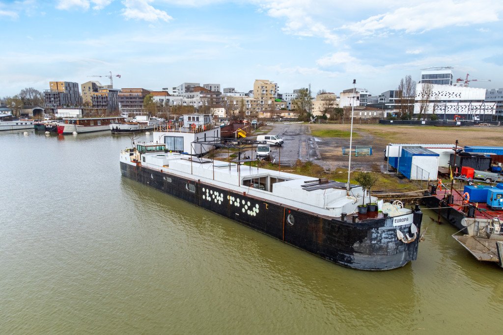 Péniche avec intérieur design pour vos tournages /shootings photo à Bordeaux – photo 1