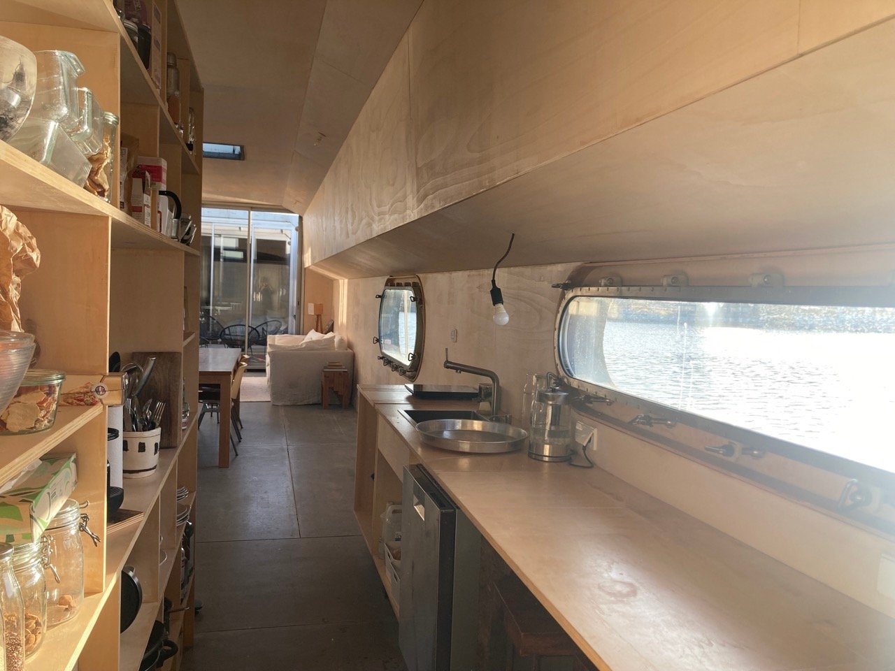 Péniche avec intérieur design pour vos tournages /shootings photo à Bordeaux – photo 12