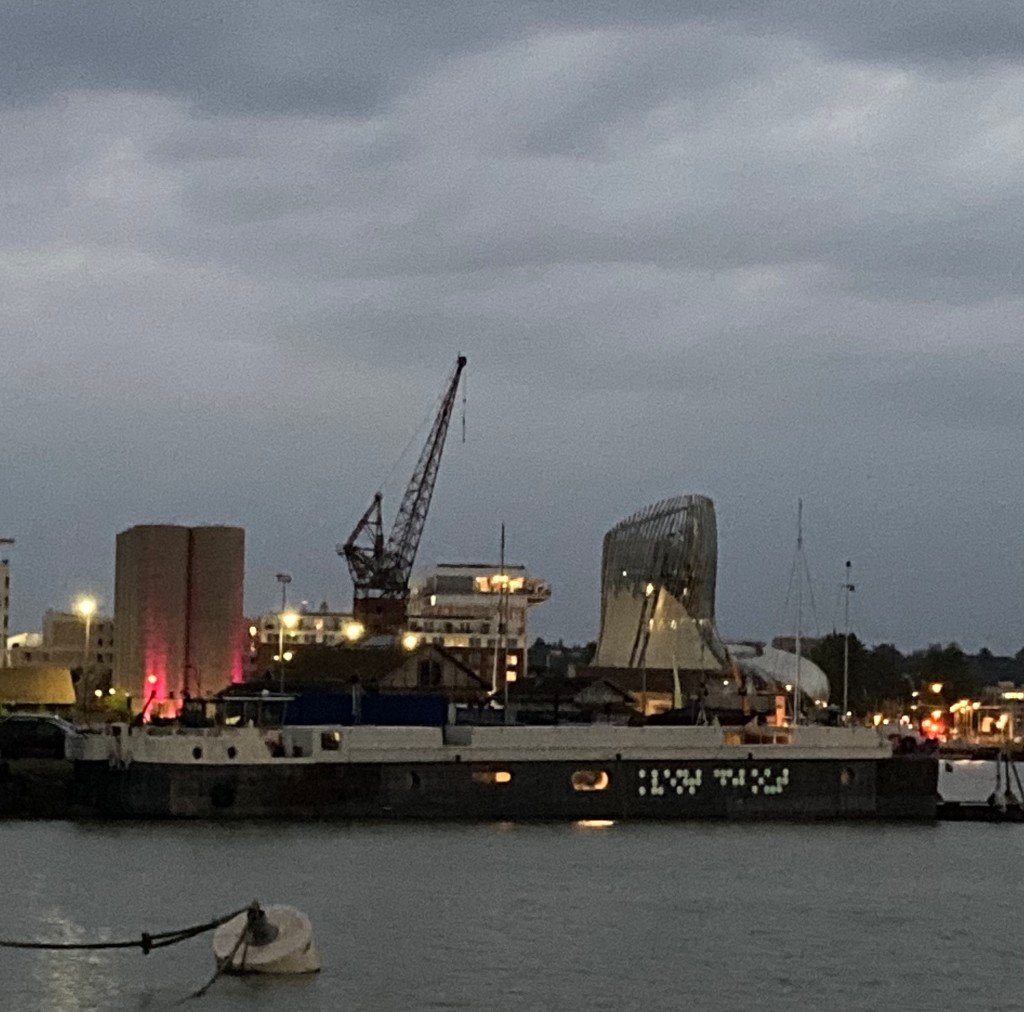 Péniche avec intérieur design pour vos tournages /shootings photo à Bordeaux – photo 14