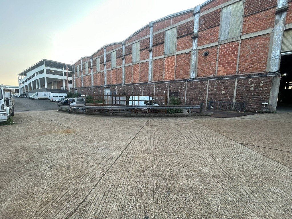 Hangar métallurgie 12000m² en région parisienne – photo 6