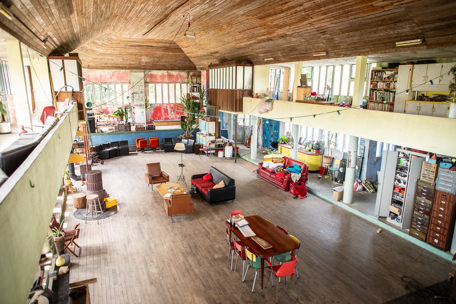 Ancien bâtiment années 50 style Bauhaus dans son jus pour tournages et shootings en Bretagne – photo 1