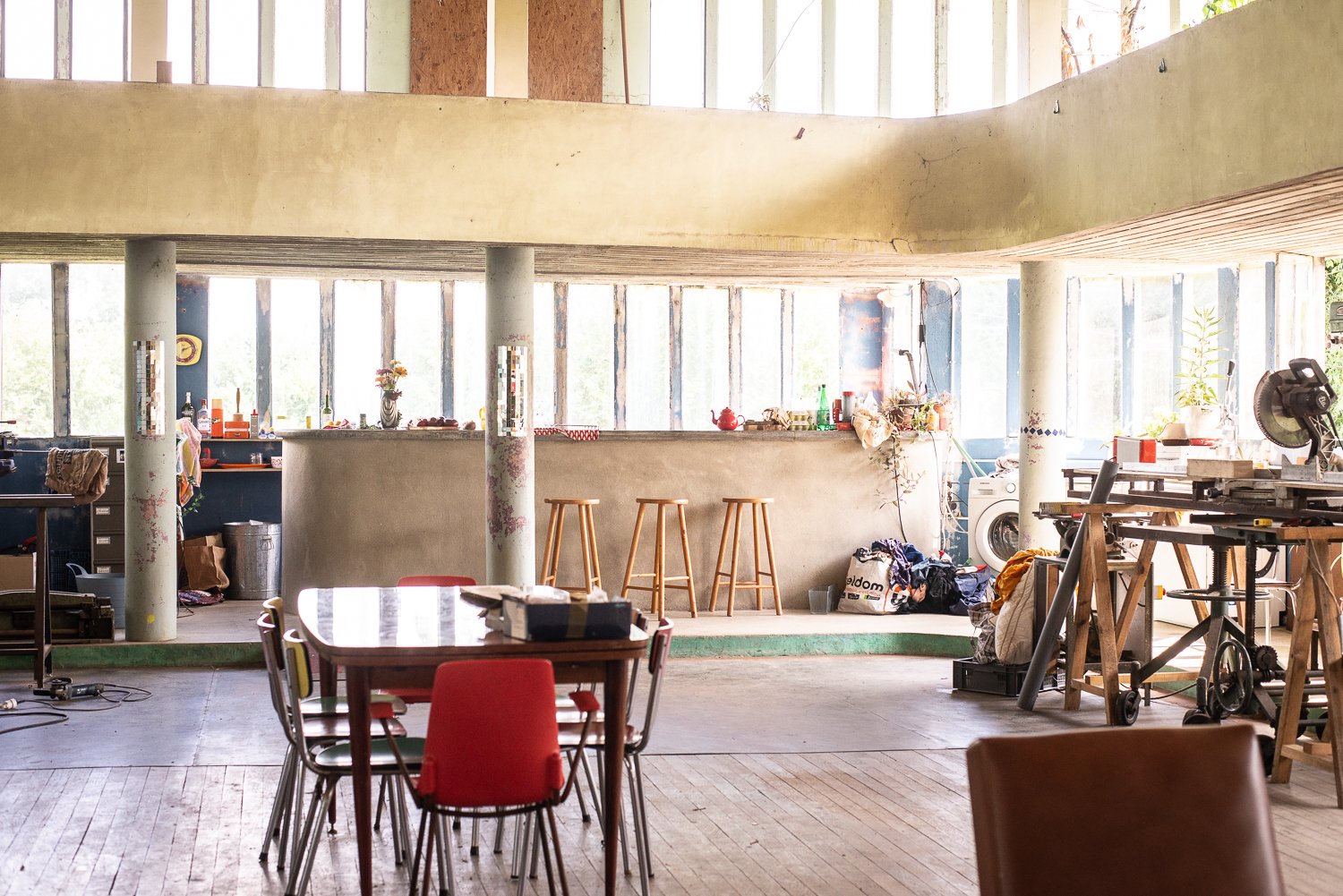 Ancien bâtiment années 50 style Bauhaus dans son jus pour tournages et shootings en Bretagne – photo 2