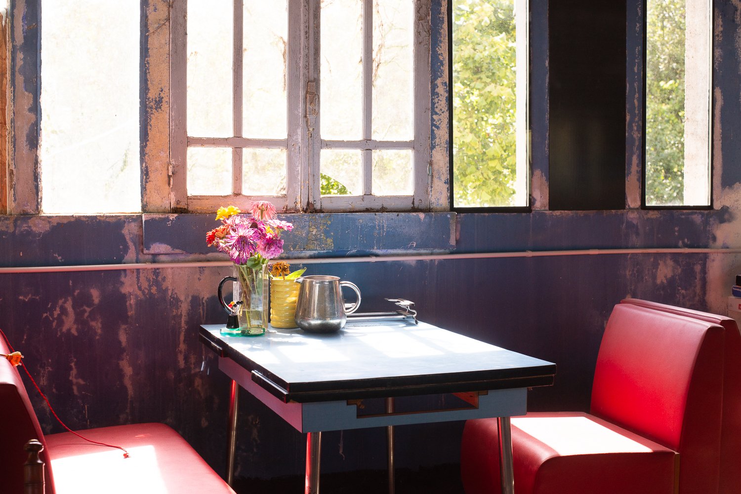 Ancien bâtiment années 50 style Bauhaus dans son jus pour tournages et shootings en Bretagne – photo 3