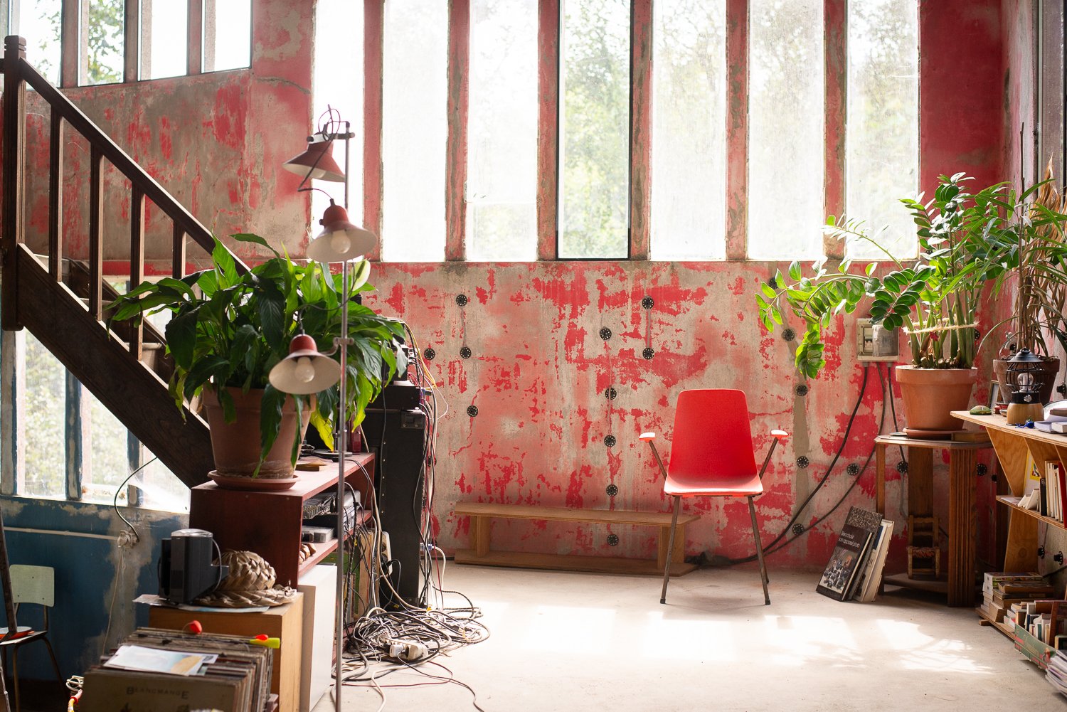 Ancien bâtiment années 50 style Bauhaus dans son jus pour tournages et shootings en Bretagne – photo 5